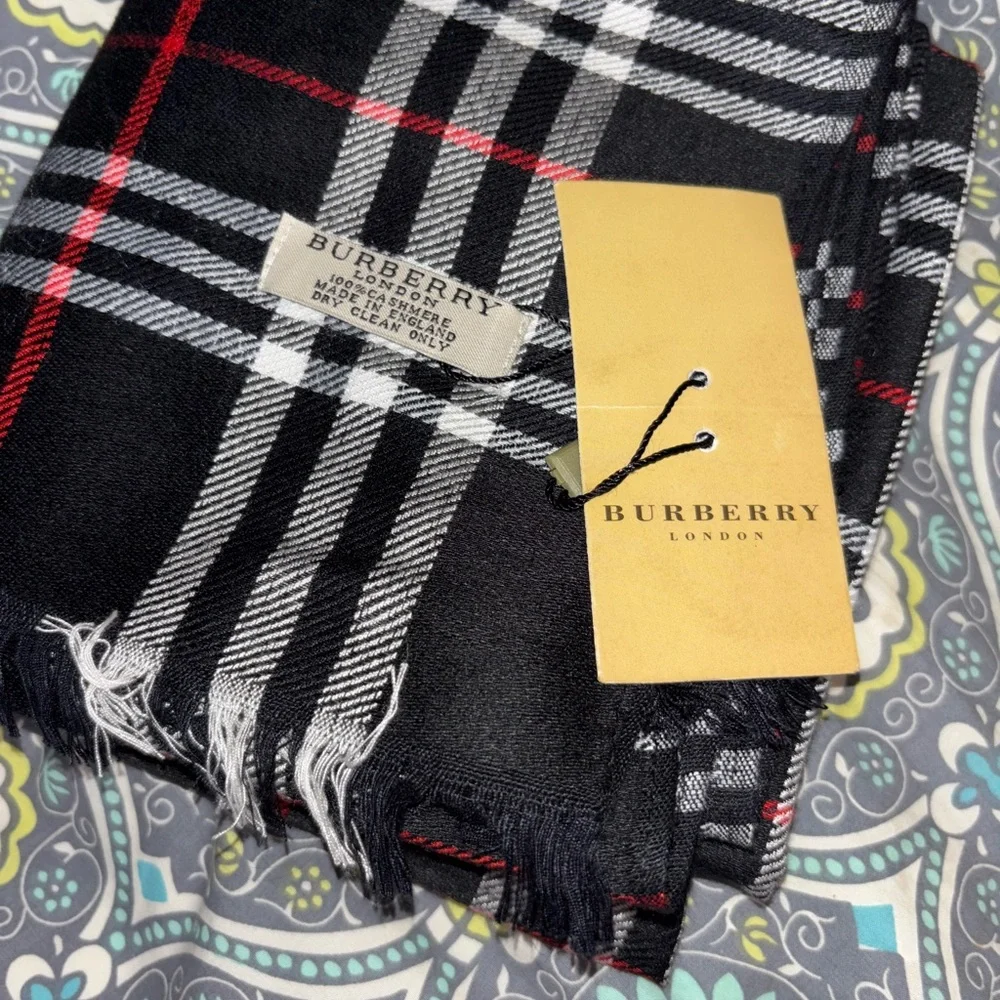 Burberry The Classic Check Cashmere Scarf for Women - 28”X66” - Picture 3 of 8